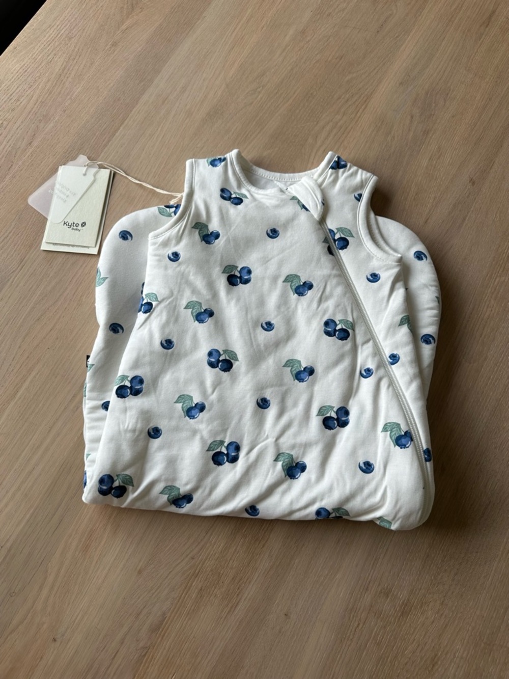 NWT Super Soft Kyte BABY White Sleep Sack with Blueberry Print - Small 1.0 TOG